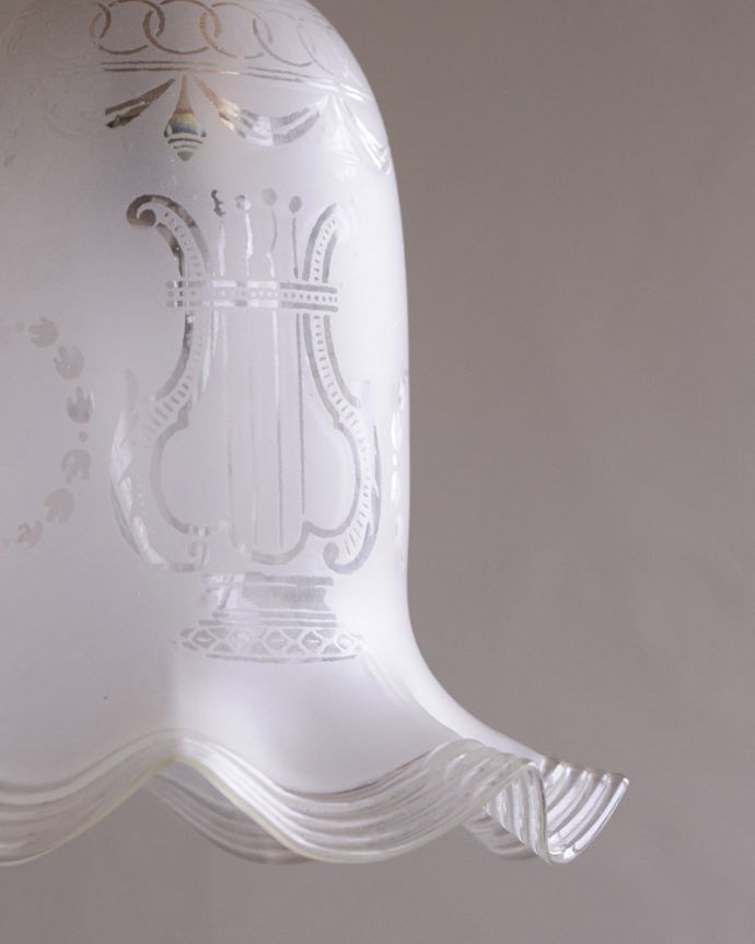 ガラスシェードのペンダントライト 照明・ライティング リラがデザインされた美しいアンティークランプシェード(コード・シャンデリア電球・ギャラリーなし)。明かりを点けなくてもうっとりしてしまいます。(m-1786-z)