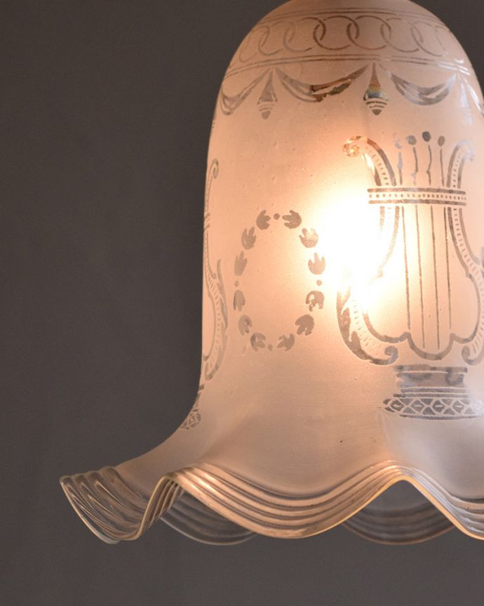 ガラスシェードのペンダントライト 照明・ライティング リラがデザインされた美しいアンティークランプシェード(コード・シャンデリア電球・ギャラリーなし)。電気を点けるととっても幻想的。(m-1786-z)