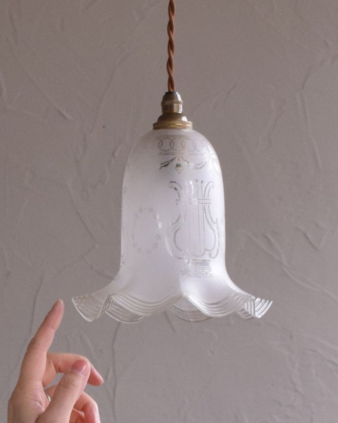 ガラスシェードのペンダントライト 照明・ライティング リラがデザインされた美しいアンティークランプシェード(コード・シャンデリア電球・ギャラリーなし)。シェードは、アンティークのため、誤差があったり、キズ、汚れが入っている場合もあります。(m-1786-z)