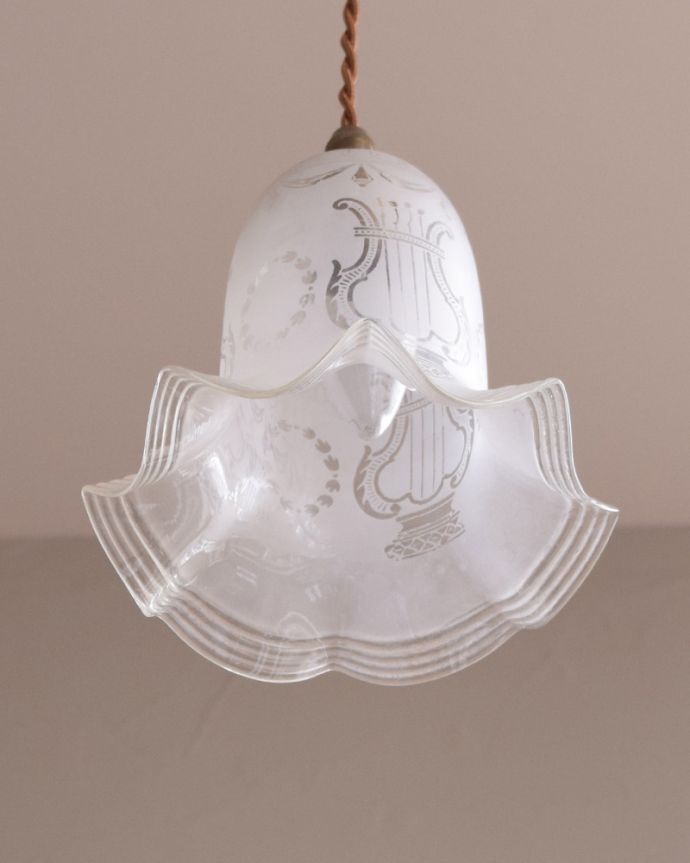 ガラスシェードのペンダントライト 照明・ライティング リラがデザインされた美しいアンティークランプシェード(コード・シャンデリア電球・ギャラリーなし)。※こちらのシェードのみは販売していません。(m-1786-z)