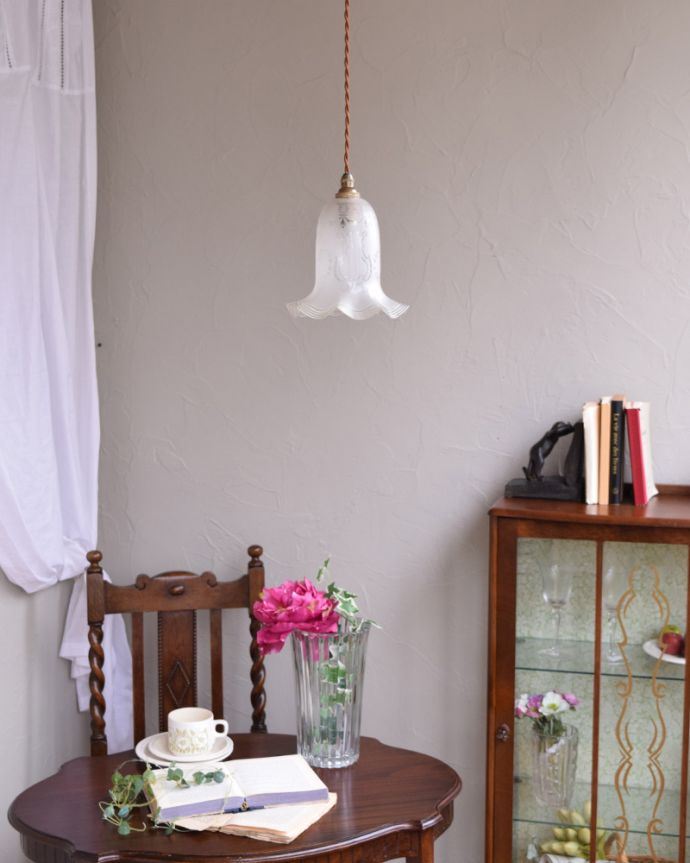 ガラスシェードのペンダントライト 照明・ライティング リラがデザインされた美しいアンティークランプシェード(コード・シャンデリア電球・ギャラリーなし)。あたたかい光がお部屋を包み込みます。(m-1786-z)