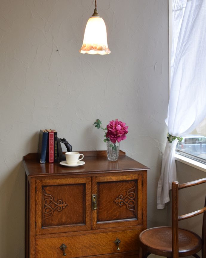 ペンダントライト　照明・ライティング　お花が描かれたアンティークシェード（コード・シャンデリア電球・ギャラリーB付き）。光を通すとなんとも言えないステキな雰囲気でお部屋を照らしてくれます。(m-1789-z)