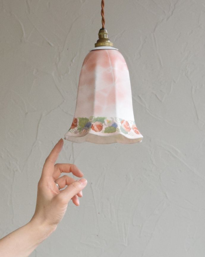 ペンダントライト　照明・ライティング　お花が描かれたアンティークシェード（コード・シャンデリア電球・ギャラリーB付き）。シェードは、アンティークのため、誤差があったり、キズ、汚れが入っている場合もあります。(m-1789-z)