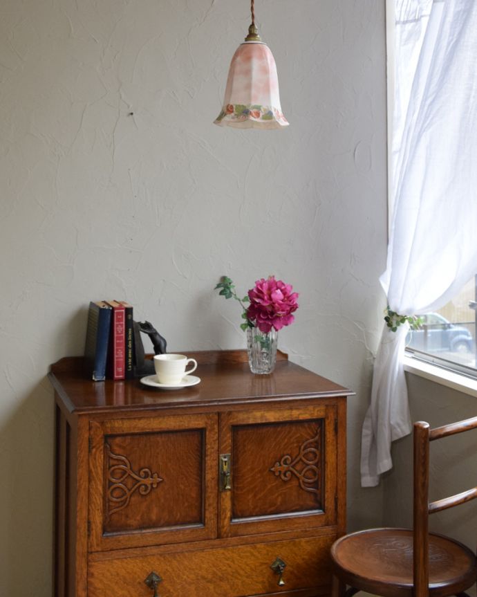 ペンダントライト　照明・ライティング　お花が描かれたアンティークシェード（コード・シャンデリア電球・ギャラリーB付き）。あたたかい光がお部屋を包み込みます。(m-1789-z)