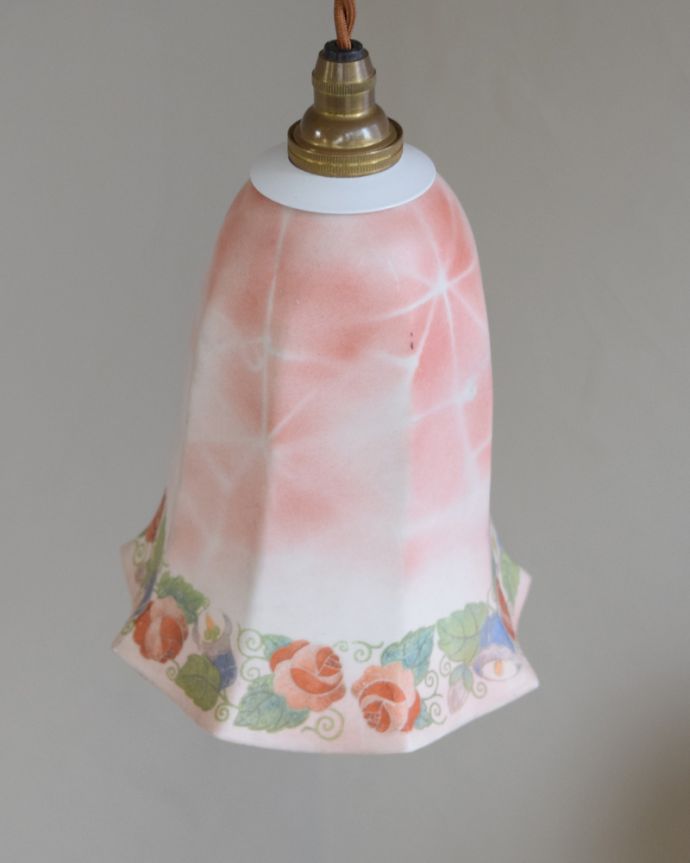 ペンダントライト　照明・ライティング　お花が描かれたアンティークシェード（コード・シャンデリア電球・ギャラリーB付き）。【 シェードのサイズ 】直径14×高さ16cmコードは50、80cm以外にも、ご希望の長さで加工してお届けします。(m-1789-z)