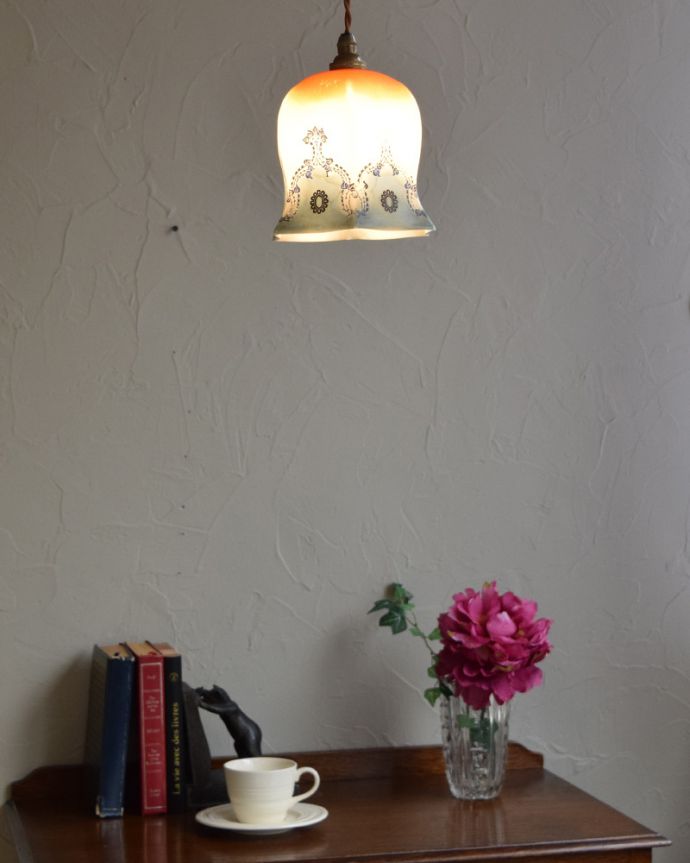 ペンダントライト　照明・ライティング　イギリス輸入のアンティークランプ（コード・シャンデリア電球・ギャラリーなし）。アンティークのミルクガラスは、光を通すとなんとも言えないステキな雰囲気でお部屋を照らしてくれます。(m-1791-z)