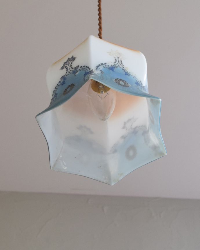 ペンダントライト　照明・ライティング　イギリス輸入のアンティークランプ（コード・シャンデリア電球・ギャラリーなし）。※こちらのシェードのみは販売していません。(m-1791-z)