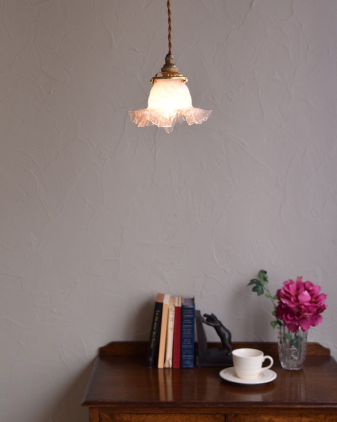 ペンダントライト　照明・ライティング　オパールセントのランプシェードのアンティーク照明（コード・シャンデリア球・ギャラリーA付き）。。(m-1793-z)