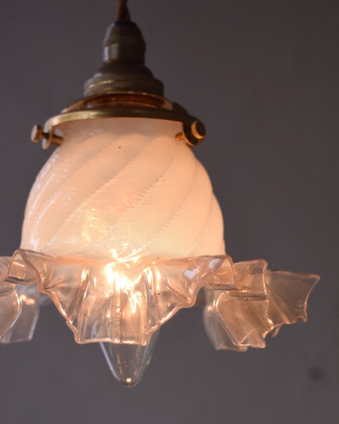 ペンダントライト　照明・ライティング　オパールセントのランプシェードのアンティーク照明（コード・シャンデリア球・ギャラリーA付き）。。(m-1793-z)