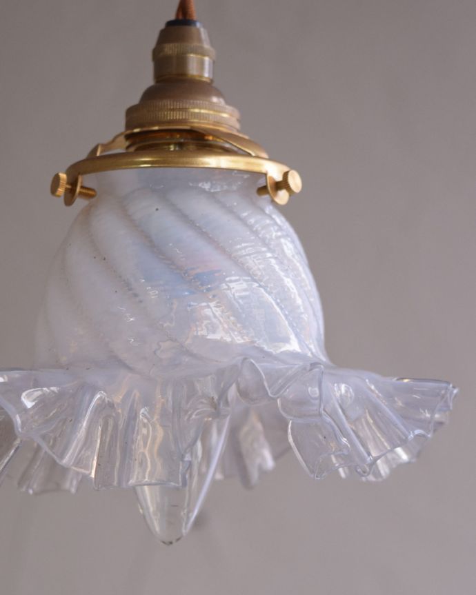 ペンダントライト　照明・ライティング　オパールセントのランプシェードのアンティーク照明（コード・シャンデリア球・ギャラリーA付き）。。(m-1793-z)