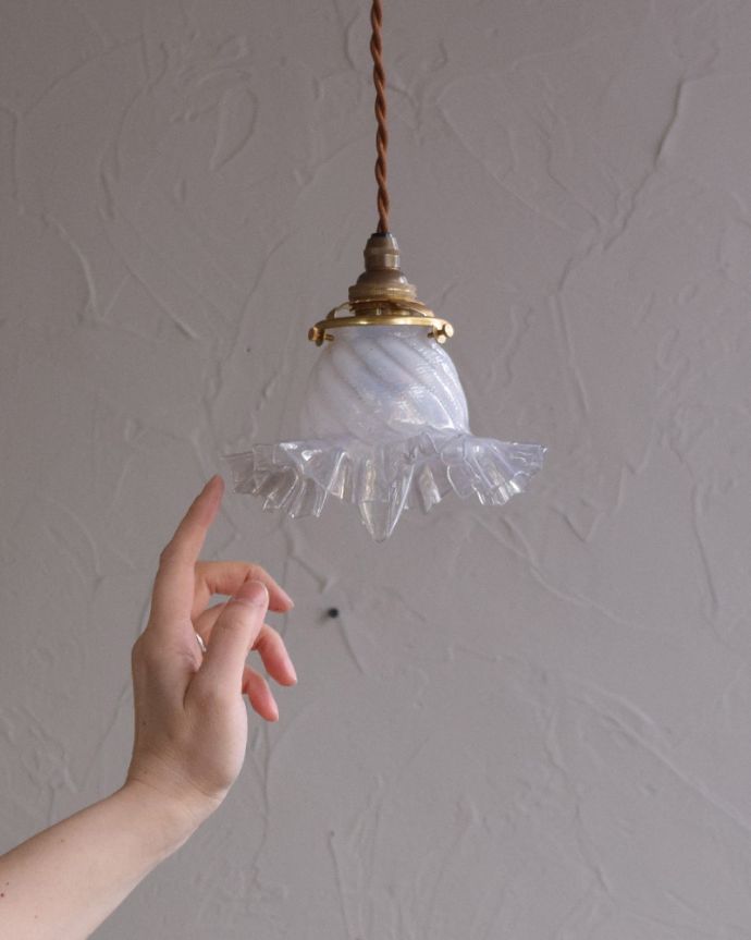 ペンダントライト　照明・ライティング　オパールセントのランプシェードのアンティーク照明（コード・シャンデリア球・ギャラリーA付き）。。(m-1793-z)