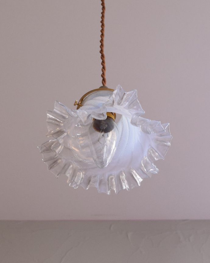 ペンダントライト　照明・ライティング　オパールセントのランプシェードのアンティーク照明（コード・シャンデリア球・ギャラリーA付き）。。(m-1793-z)