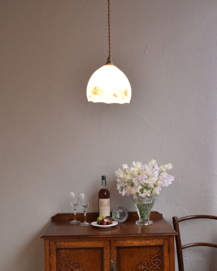 ペンダントライト　照明・ライティング　お花が可愛いアンティークペンダントライト（コード・シャンデリア電球・ギャラリーなし）。ふわんと膨らんだ優しいシルエットのランプは、１つでも存在感たっぷりです。(m-1795-z)