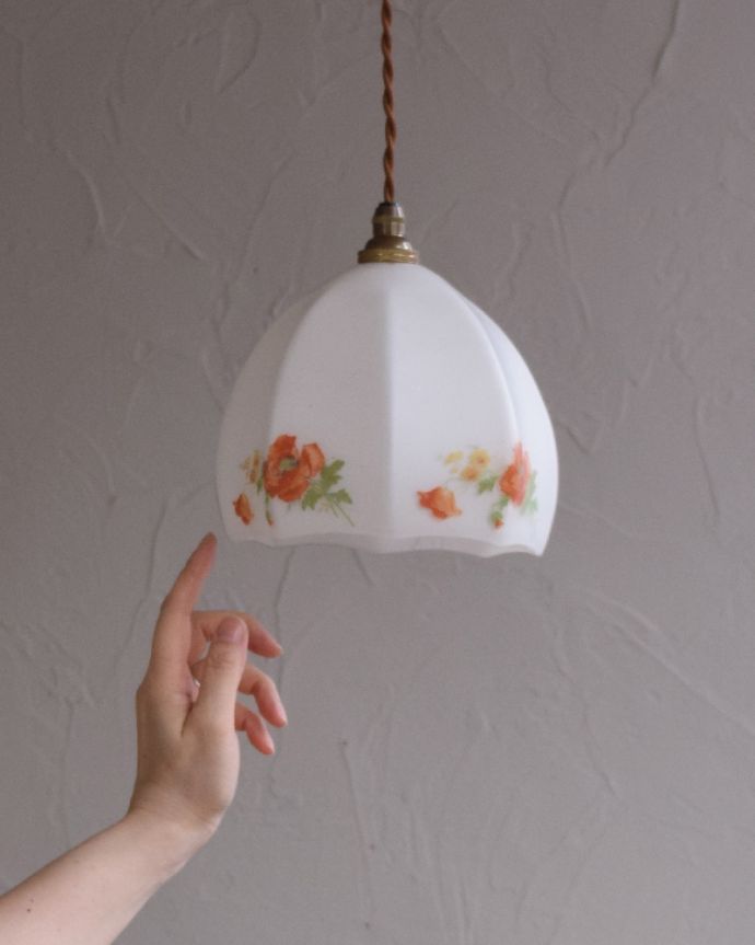 ペンダントライト　照明・ライティング　お花が可愛いアンティークペンダントライト（コード・シャンデリア電球・ギャラリーなし）。アンティークのミルクガラスは、光を通すとなんとも言えないステキな雰囲気でお部屋を照らしてくれます。(m-1795-z)