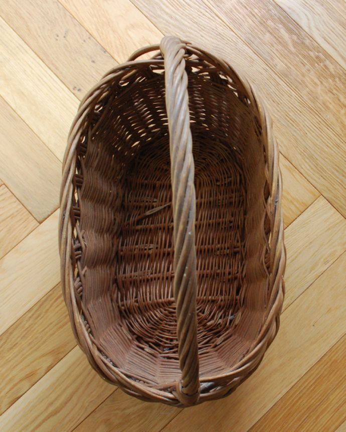 アンティーク その他の雑貨　アンティーク雑貨　イギリス輸入のアンティークバスケット（収納カゴ）。しっかり作られています。(m-1798-z)