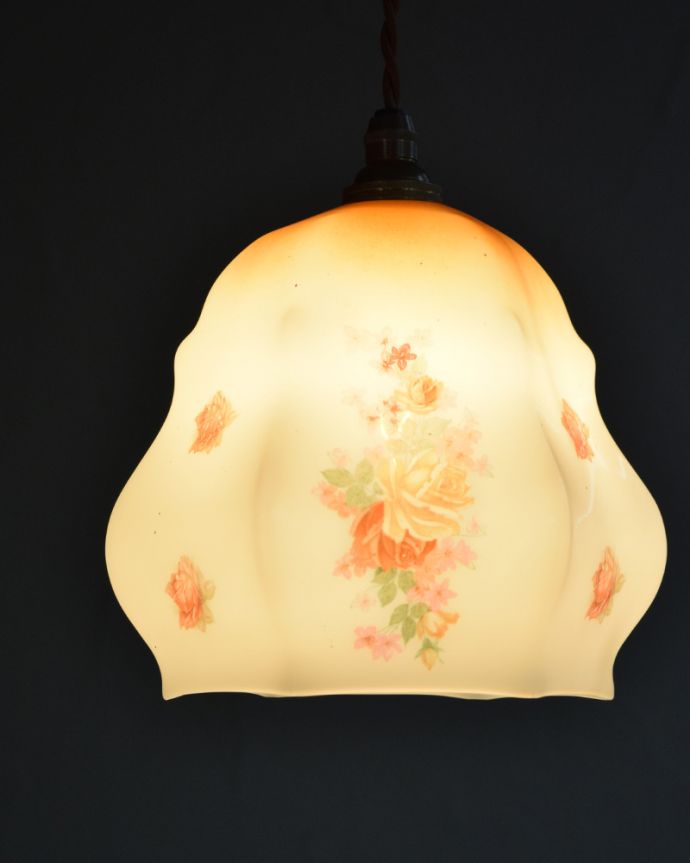 ペンダントライト　照明・ライティング　優しいお花のアンティークペンダントライト（コード・シャンデリア電球・ギャラリーなし）。シェードから漏れる光に癒されます。(m-1803-z)