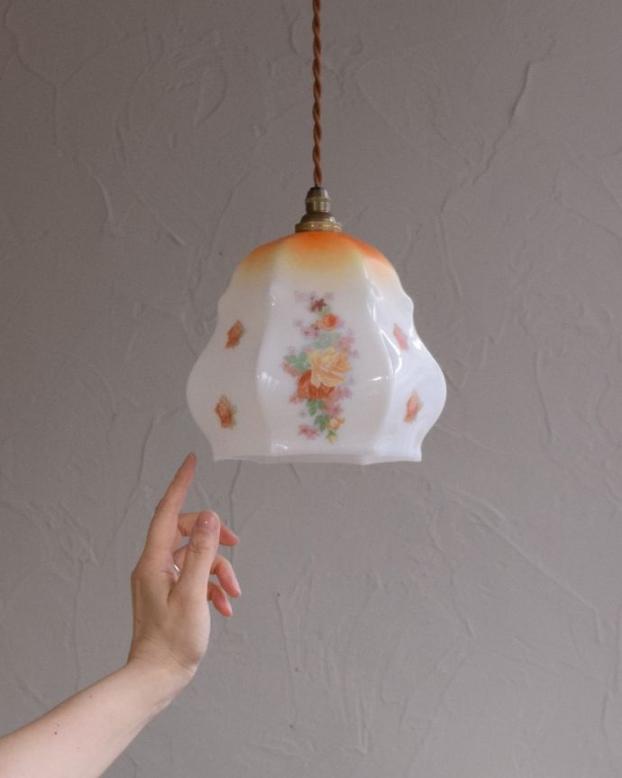 ペンダントライト　照明・ライティング　優しいお花のアンティークペンダントライト（コード・シャンデリア電球・ギャラリーなし）。アンティークのミルクガラスは、光を通すとなんとも言えないステキな雰囲気でお部屋を照らしてくれます。(m-1803-z)