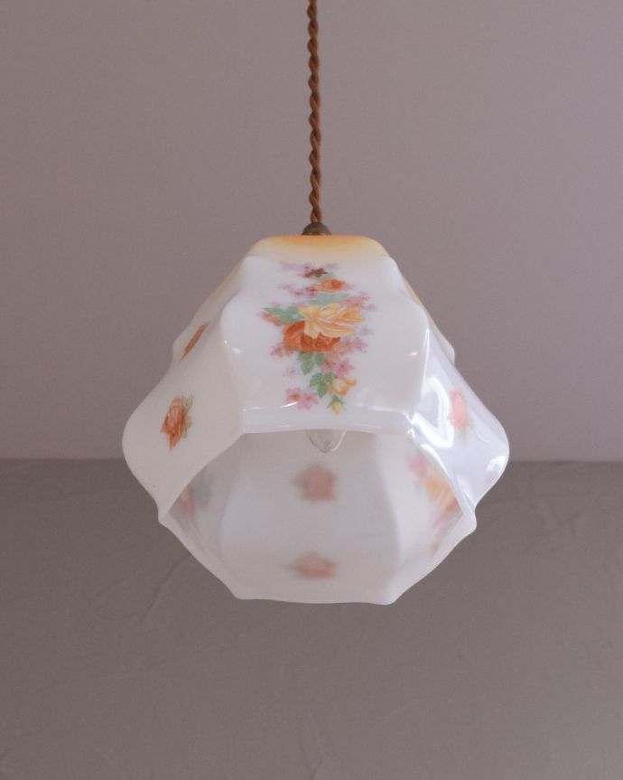 ペンダントライト　照明・ライティング　優しいお花のアンティークペンダントライト（コード・シャンデリア電球・ギャラリーなし）。あたたかい光がお部屋を包み込みます。(m-1803-z)