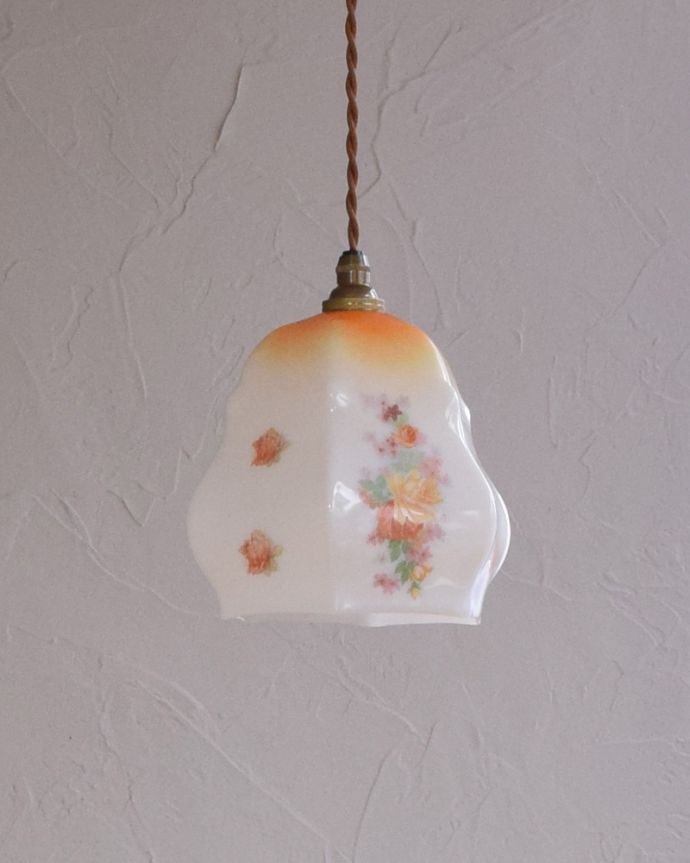 ペンダントライト　照明・ライティング　優しいお花のアンティークペンダントライト（コード・シャンデリア電球・ギャラリーなし）。【 シェードのサイズ 】幅17×奥行15×高さ15.5cmコードは50、80cm以外にも、ご希望の長さで加工してお届けします。(m-1803-z)