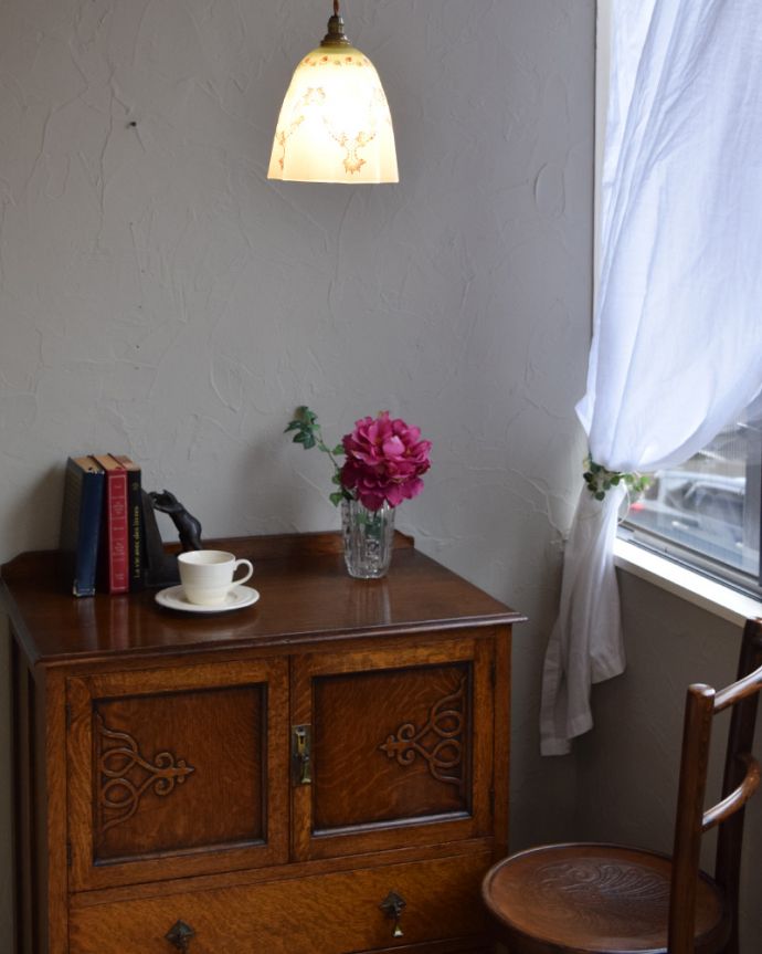 ペンダントライト　照明・ライティング　ブルーと乳白色の２トーンが素敵なアンティークランプ（コード・シャンデリア電球・ギャラリーなし）。アンティークのミルクガラスは、光を通すとなんとも言えないステキな雰囲気でお部屋を照らしてくれます。(m-1804-z)