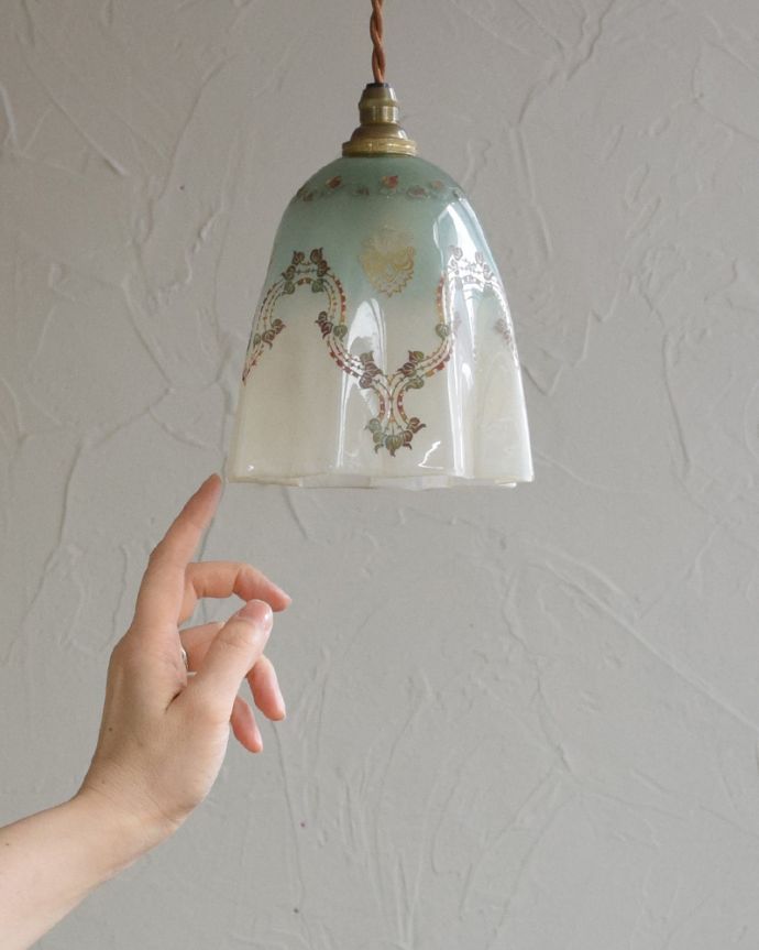 ペンダントライト　照明・ライティング　ブルーと乳白色の２トーンが素敵なアンティークランプ（コード・シャンデリア電球・ギャラリーなし）。シェードは、アンティークのため、誤差があったり、キズ、汚れが入っている場合もあります。(m-1804-z)