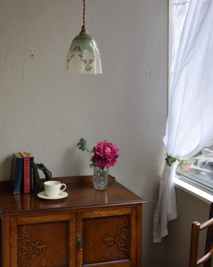 ペンダントライト　照明・ライティング　ブルーと乳白色の２トーンが素敵なアンティークランプ（コード・シャンデリア電球・ギャラリーなし）。あたたかい光がお部屋を包み込みます。(m-1804-z)