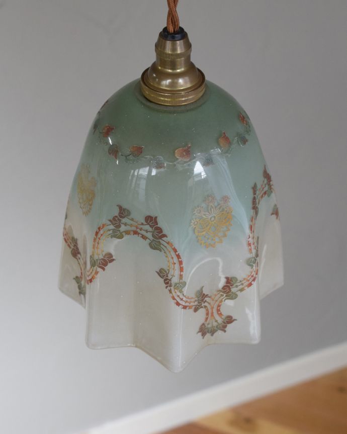 ペンダントライト　照明・ライティング　ブルーと乳白色の２トーンが素敵なアンティークランプ（コード・シャンデリア電球・ギャラリーなし）。【 シェードのサイズ 】幅13.5×奥行13.5×高さ13.5cmコードは50、80cm以外にも、ご希望の長さで加工してお届けします。(m-1804-z)