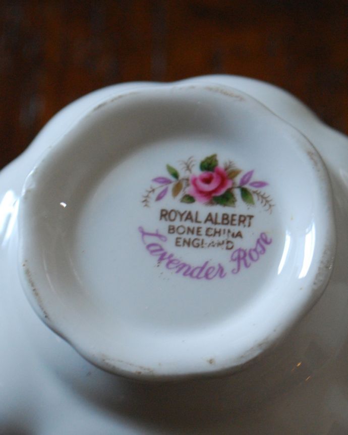 テーブルウェア(食器) アンティーク雑貨 ロイヤルアルバート社(Royal Albert社 )のラベンダーローズのミルクジャグ。バックスタンプです。(m-1819-z)