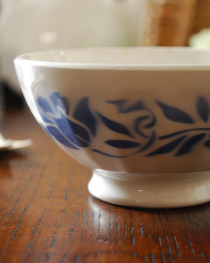 海外らしい食器、お花のステンシルのカフェオレボウル (m-1826-z