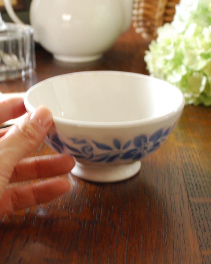 テーブルウェア(食器)　アンティーク雑貨　海外らしい食器、お花のステンシルのカフェオレボウル 。お菓子やヘアアクセサリーを入れて使うこともできます。(m-1826-z)