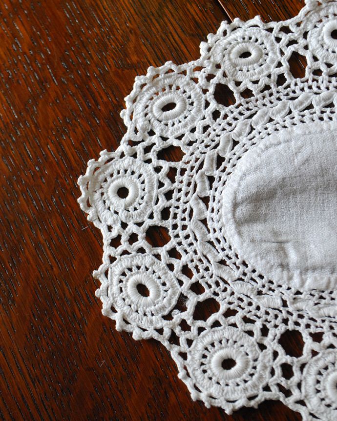 アンティーク 布製の雑貨　アンティーク雑貨　フランスの手仕事のアンティーク、お花のドイリーレース。ハンドメイドの繊細さとあたたかさがあります。(m-1828-z)