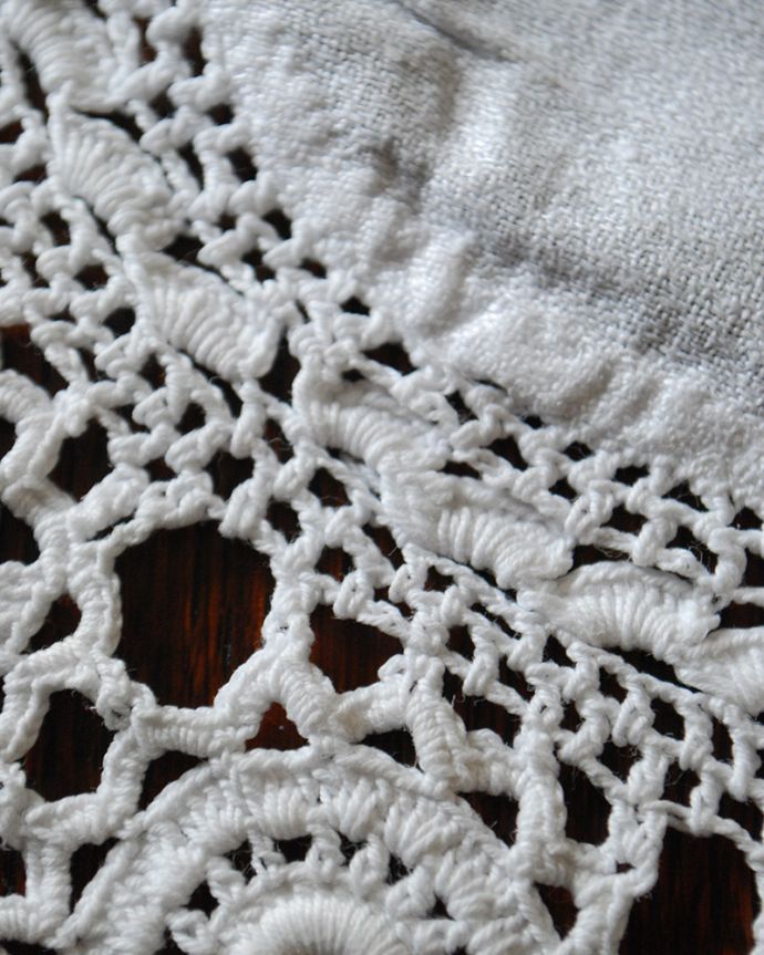 アンティーク 布製の雑貨　アンティーク雑貨　フランスの手仕事のアンティーク、お花のドイリーレース。アンティークのため、多少の汚れやシミがある場合がありますが、使用上問題はありませんので、ご了承下さい。(m-1828-z)