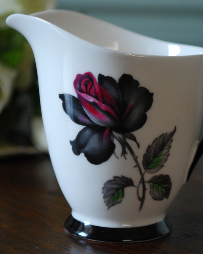 アンティーク 陶磁器の雑貨　アンティーク雑貨　エレガントで美しい黒薔薇のマスカレードシリーズ、ミルクジャグ（ロイヤルアルバート社）。黒と赤いバラがシックで落ち着いた雰囲気。(m-1838-z)