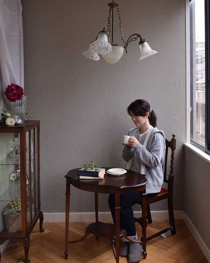 シャンデリア　照明・ライティング　華やかなガラスシェードが付いたアンティーク　シャンデリア4灯（Ｅ17シャンデリア球付） 。こんなシャンデリアの下だと、本を読んだりお茶する時間がワクワクしそうです！。(m-1840-z)