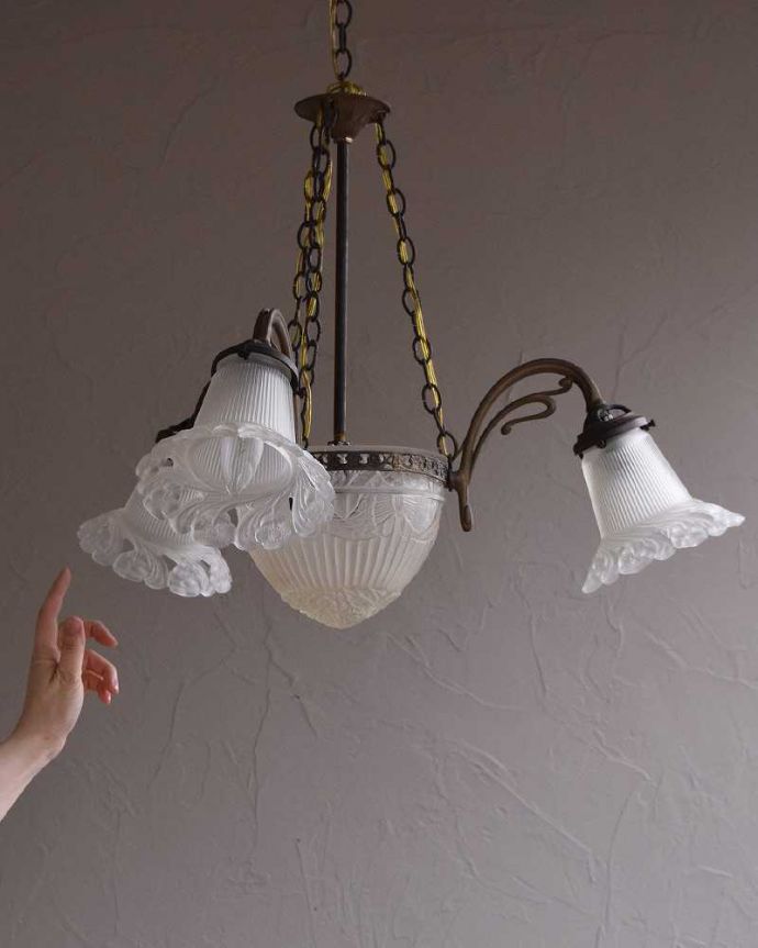 シャンデリア　照明・ライティング　華やかなガラスシェードが付いたアンティーク　シャンデリア4灯（Ｅ17シャンデリア球付） 。直結シーリングタイプでお届けいたします。(m-1840-z)
