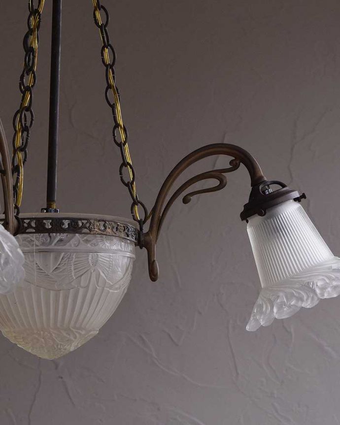 シャンデリア　照明・ライティング　華やかなガラスシェードが付いたアンティーク　シャンデリア4灯（Ｅ17シャンデリア球付） 。隅々までこだわったデザインなのでどこから見ても楽しめます。(m-1840-z)