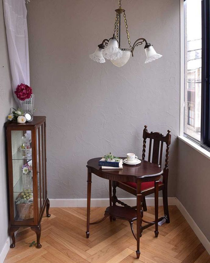 シャンデリア　照明・ライティング　華やかなガラスシェードが付いたアンティーク　シャンデリア4灯（Ｅ17シャンデリア球付） 。お部屋の主役になるほどの存在感です。(m-1840-z)