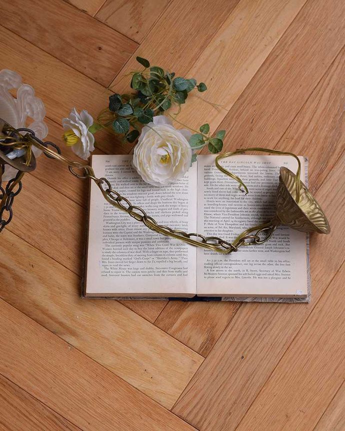 シャンデリア　照明・ライティング　華やかなガラスシェードが付いたアンティーク　シャンデリア4灯（Ｅ17シャンデリア球付） 。真鍮のカバー付きです。(m-1840-z)