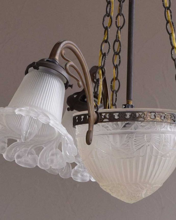 シャンデリア　照明・ライティング　華やかなガラスシェードが付いたアンティーク　シャンデリア4灯（Ｅ17シャンデリア球付） 。シェードは、アンティークのため、誤差があったり、キズ、汚れが入っている場合もあります。(m-1840-z)