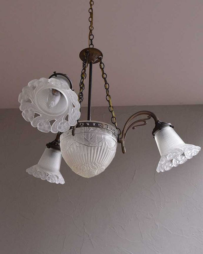 シャンデリア　照明・ライティング　華やかなガラスシェードが付いたアンティーク　シャンデリア4灯（Ｅ17シャンデリア球付） 。オーバーホール済みなので安心してお使い頂けます。(m-1840-z)