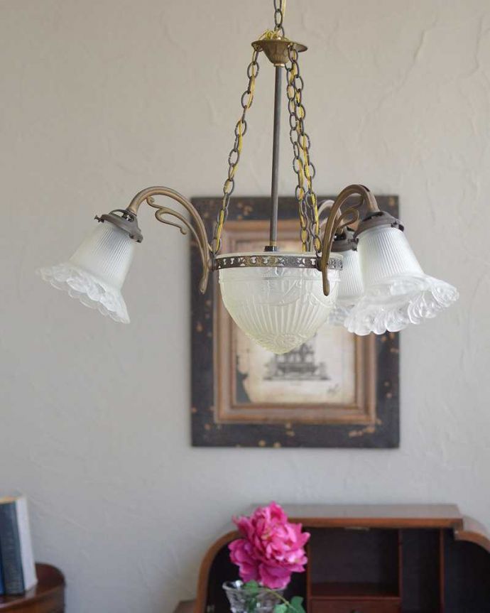 シャンデリア　照明・ライティング　華やかなガラスシェードが付いたアンティーク　シャンデリア4灯（Ｅ17シャンデリア球付） 。上品な４灯のシャンデリアです。(m-1840-z)