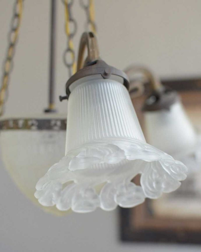 シャンデリア　照明・ライティング　華やかなガラスシェードが付いたアンティーク　シャンデリア4灯（Ｅ17シャンデリア球付） 。縁が花びらのように美しいです。(m-1840-z)