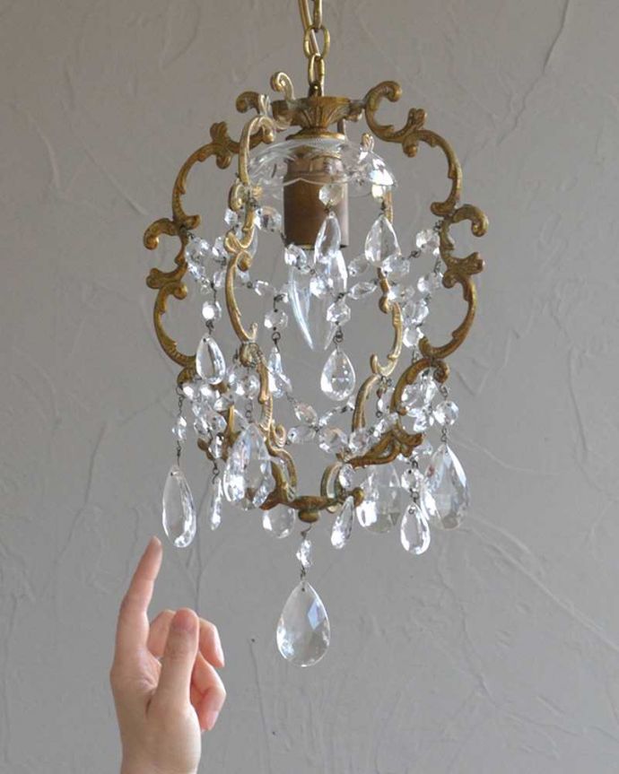 アンティークのシャンデリア・ハンギングボウル 照明・ライティング フランス輸入の真鍮製のアンティーク1灯シャンデリア(E17シャンデリア球付)。引っ掛けシーリングのタイプに加工してお届けしますので、リビングやダイニングテーブルの上などお好きな場所に簡単に取り付けてみてください。(m-1841-z)