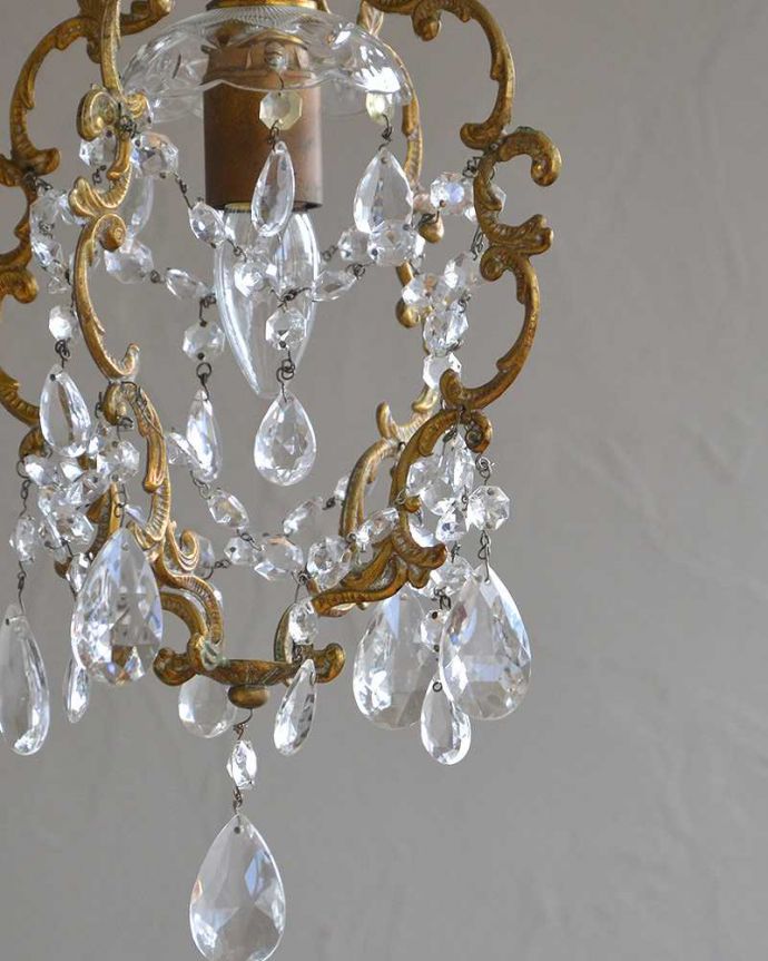 アンティークのシャンデリア・ハンギングボウル 照明・ライティング フランス輸入の真鍮製のアンティーク1灯シャンデリア(E17シャンデリア球付)。昼間は灯りをつけなくても、太陽の光でキラキラと輝きます。(m-1841-z)