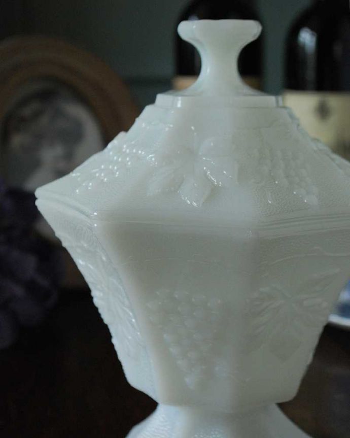 アンティーク 雑貨のガラス小物　アンティーク雑貨　たっぷりの葡萄が華やかなミルクガラスのアンティーク小物入れ。アンティークのため、多少の欠け・傷がある場合がありますが、使用上問題はありませんので、ご了承下さい。(m-1843-z)