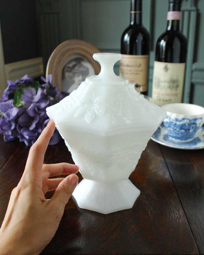 アンティーク 雑貨のガラス小物　アンティーク雑貨　たっぷりの葡萄が華やかなミルクガラスのアンティーク小物入れ。どこに置いても華やかなガラスのケースです。(m-1843-z)