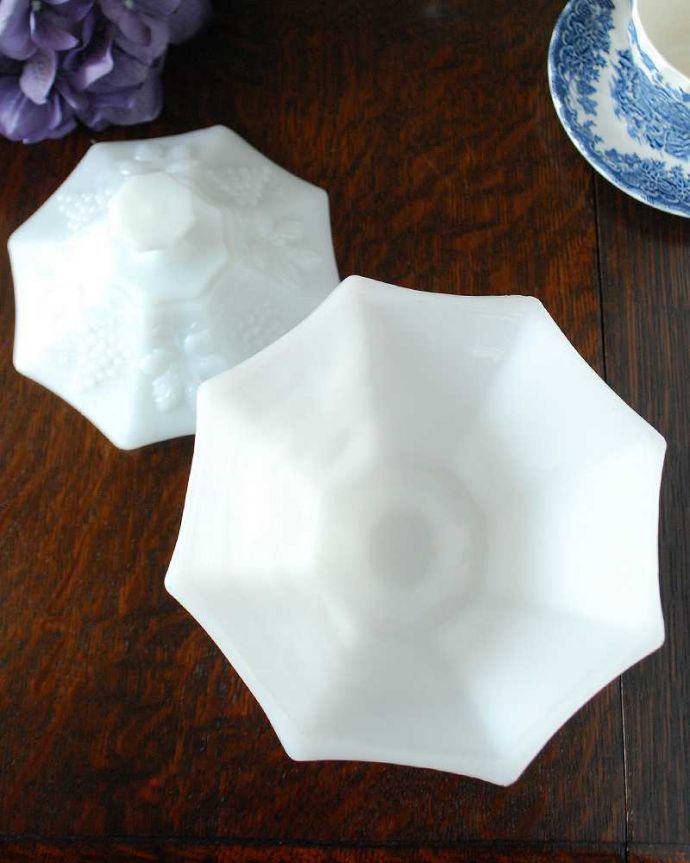 アンティーク 雑貨のガラス小物　アンティーク雑貨　たっぷりの葡萄が華やかなミルクガラスのアンティーク小物入れ。上から見るとこんな感じです。(m-1843-z)