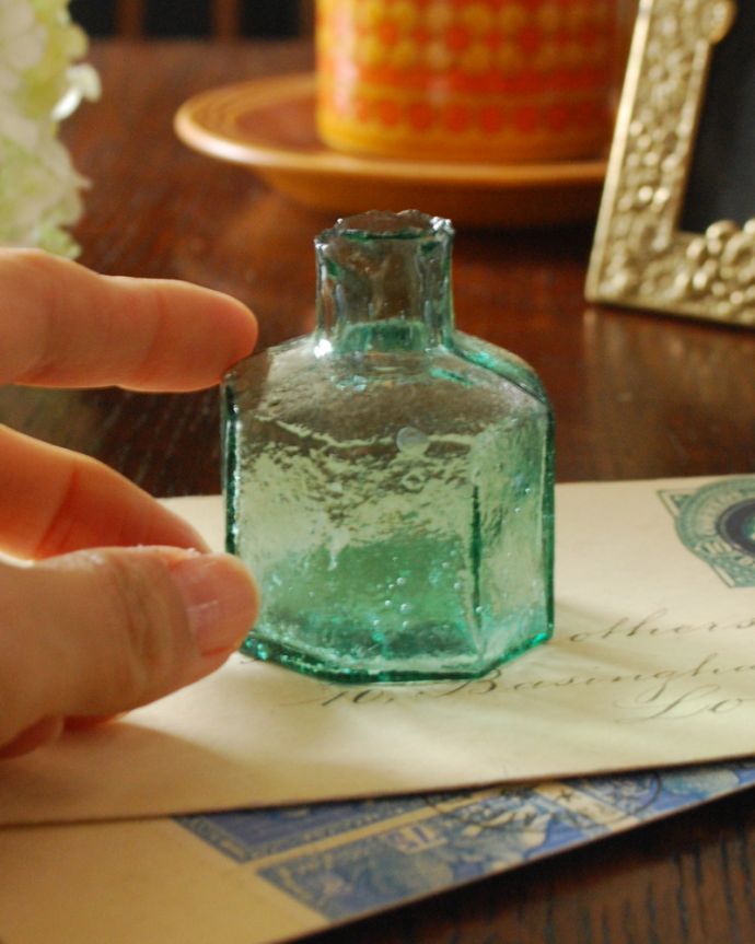 アンティーク ガラスボトル　アンティーク雑貨　ガラスのアンティーク雑貨、気泡がたっぷりの八角形インクボトル。アンティークのため、多少の欠け・傷がある場合がありますが、使用上問題はありませんので、ご了承下さい。(m-1844-z)
