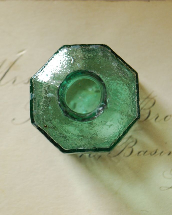 アンティーク ガラスボトル　アンティーク雑貨　ガラスのアンティーク雑貨、気泡がたっぷりの八角形インクボトル。上から見るとこんな感じです。(m-1844-z)