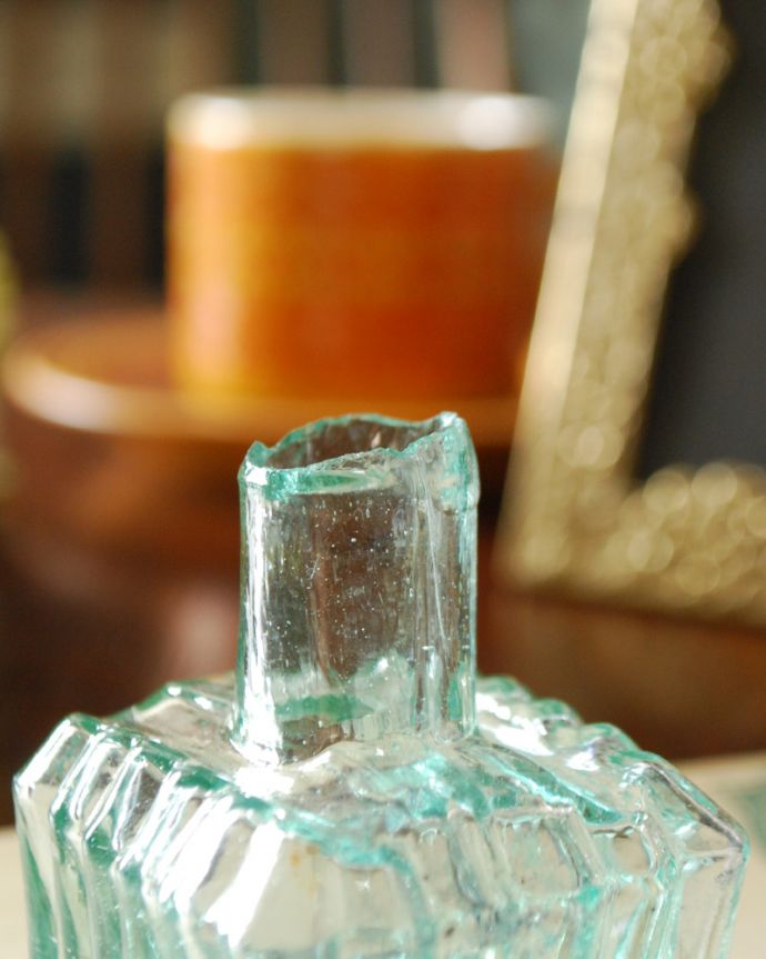 アンティーク ガラスボトル アンティーク雑貨 アンティークガラスボトル、ストライプカットインクボトル(ペン置き付き) 。1輪挿しにしたり、窓辺に置くと1つ1つ違うガラスの表情が楽しめます。(m-1849-z)